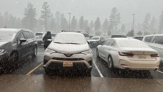 Abends , auf dem Weg zum Essen überrascht uns dann der Winter 