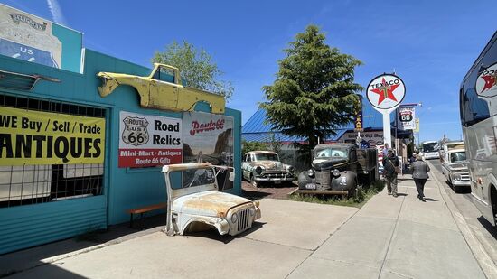 Mit uns ist noch ein Touribus angekommen, alle stürmen in die kleinen Läden und schießen Fotos