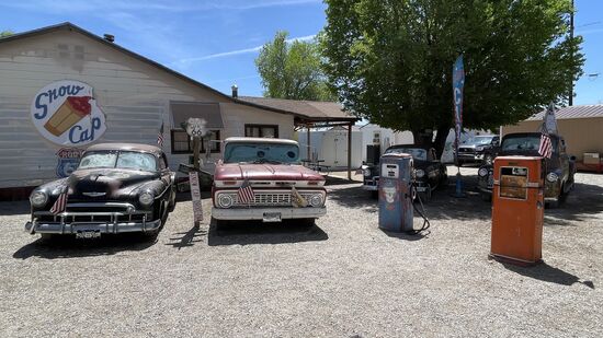 Relikte aus der Vergangenheit stehen überall herum