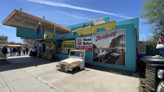 Die Route 66 war 1926 die erste befestigte Straße in den Westen der USA—sie führte von Chicago nach Santa Monica bei LA—das Ende war dort, wo heute der Vergnügungspark auf dem Pier in Santa Monica ist. Wenn Ihr unseren Bericht aus dem Januar gelesen habt, konntet die die Bilder des Piers sehen.