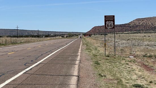 Die Route 66 war ursprünglich 2451 Meilen - also 3945km lang
Es existieren nur noch Teilstücke-aber von Seligman bis Oatman ist sie noch vorhanden