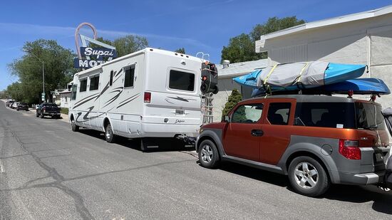 Dieses Wohnmobil zieht noch diese Großraumliousine  hinter sich her