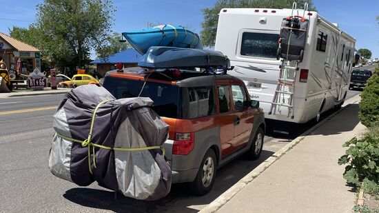 …auch noch Surfbretter und ein Motorrad sind dabei.
So etwas ist hier kein seltener Anblick