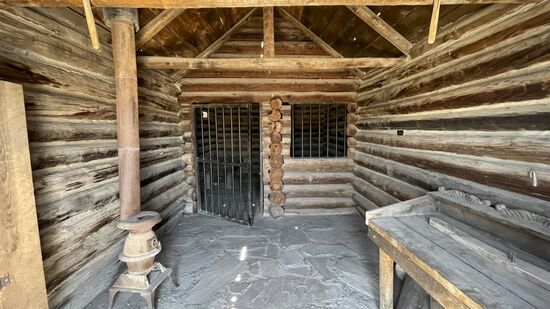 Am anderen Ende des Ortes entdecken wir ein altes Gefängnis