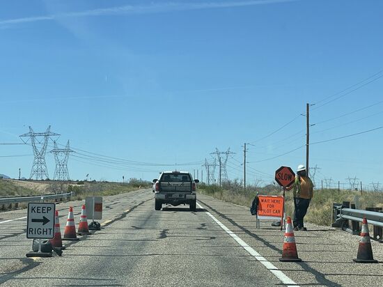 Immer wieder Bauarbeiten—lustig: die Bauarbeiter halten die Schilder hoch und regeln den Verkehr in der Baustelle. Und wenn die Fahrbahn freigegeben wird, fährt ein Lotsenfahrzeug vorweg und bestimmt die Geschwindigkeit in der Baustelle.