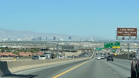 ….noch 20km bis Las Vegas—man sieht es schon von weitem!