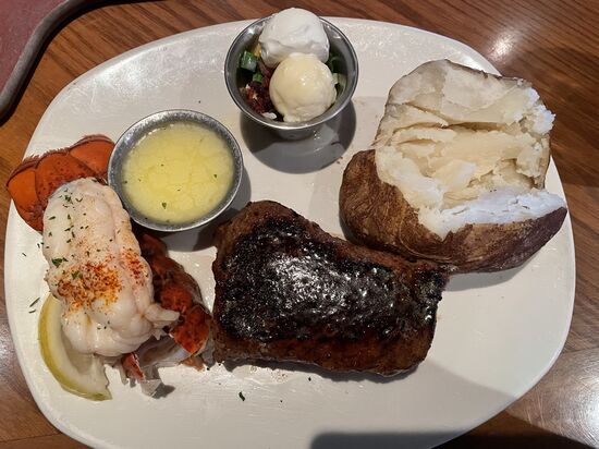 Ich denke, ich habe schon lange kein Essen-Foto veröffentlicht—
Ich habe heute mal 9 Oz Sirloin und Lobster gewählt 
Aber nur, weil ich weiß, dass die Lobster aus der Zucht kommen