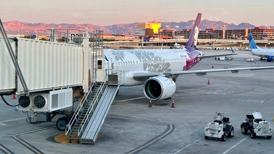 Der Flug bis nach Maui dauert 5,5 Stunden—Auf Maui steigen wir um und fliegen noch mal 40 Minuten bis Kauai