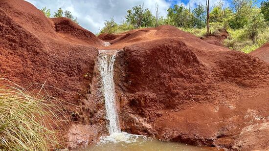Am Wegesrand treffen wir auf diese Ansammlung kleiner Wasserfälle. Der Name? „Red Dirt Waterfall“