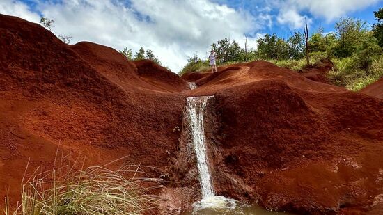 Um die Größe des Wasserfalls darzustellen, lässt Thomas mich hochklettern 