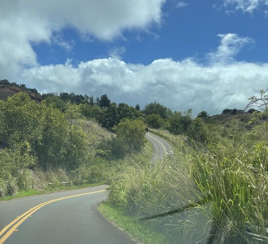 Wir fahren weiter. Die Straße schlängelt sich den Berg hoch.
Man braucht für ein paar Kilometer ziemlich lange