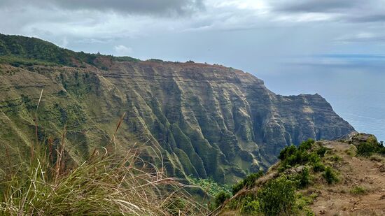 Ziel erreicht: nach knapp 2,5 Stunden sind wir am Ziel. 5 Kilometer schmale Pfade, schmale Grate und glitschiger Boden liegen hinter uns. Vor unseren Füßen liegen die Napali Küste. Der Abstieg hat sich gelohnt.