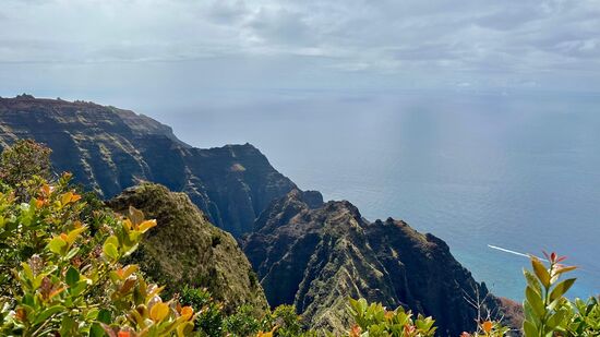 Das satte Grün der Berge ist unglaublich. Wir haben Glück. Regen gab es zwischenzeitlich, aber jetzt kommt sogar die Sonne durch und wir können ohne Probleme das Meer und die tolle Küste sehen.