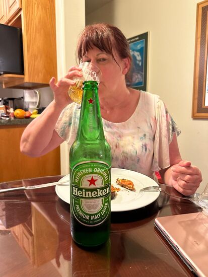 Wir essen abends in unserer Unterkunft und ich gönne mir ein Bier - das habe ich mir auf jedem Fall verdient.
Von wegen: „Es gibt kein Bier auf Hawaii“ 