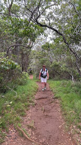 Nein, nein, das täuscht: ich habe seinen schweren  Fotorucksack auf dem Rücken und dann geht es halt nicht so schnell. Thomas ist aber sehr dankbar dafür 