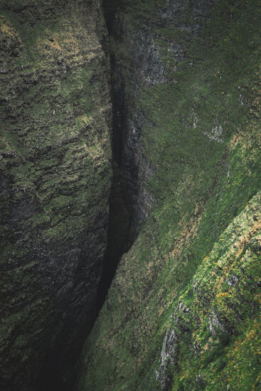 Er fliegt öfter direkt in die Schluchten hinein, und ganz dicht an den Felswänden vorbei 