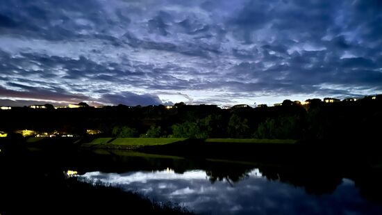 Es gibt hier auch noch eine schwingende Hängebrücke—von der wurde dieses Foto gemacht—aber wir beschließen hier morgen noch mal bei Tageslicht zu schauen!