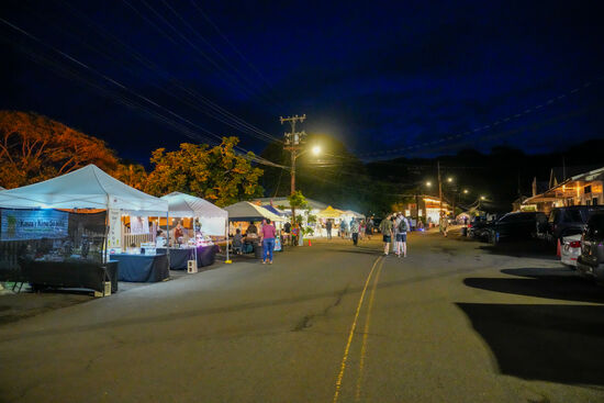 Hier findet gerade die wöchentliche Freitags- „Art Night“ statt-Teilnehmer sind Galerien und Restaurants