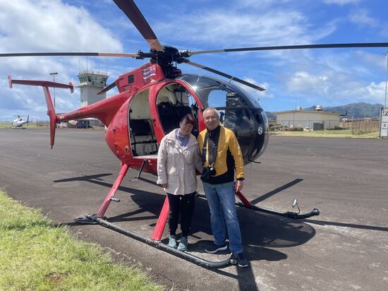 Unser Pilot macht ein Foto von uns—hier ist kein Gehetze—alles ganz gemütlich.
Wir sind nur zu Dritt-Thomas und ich sitzen hinten allein
Und es regnet gerade nicht!! 