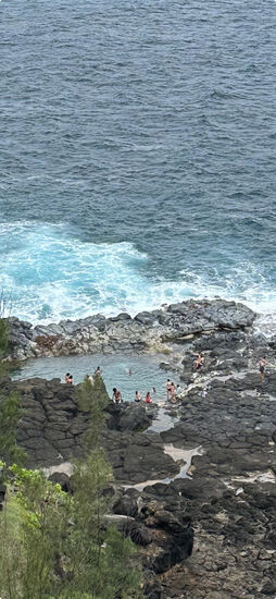 Es wird darauf hingewiesen, dass das Baden hier lebensgefährlich ist, wenn die Wellen höher als 1,20m sind. Das ist in den Wintermonaten, dann kann man durch die Wellen ins Meer gespült werden.
Bis Mai 2024 sind hier mindestens 10 Menschen gestorben.
Besorgte Bewohner haben ein Schild am Ende des Trails aufgestellt, welches auf 28 Ertrunkene hinweist.
Tatsächlich finde ich im Internet auch die Bezeichnung „Pool of Death“ für diesen Ort