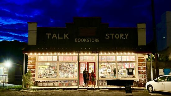 Da ideale Fotomotiv !  Ein schön beleuchteter Bookstore—
Der Ort hat viele Galerien, weil hier viele Künstler ansässig sind