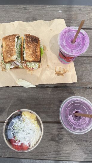 Sandwich, Smothies und frisches Obst stehen bei uns auf dem Plan. Nicht günstig-die 4 Teile kosten knapp 50 US$ -aber alles frisch und organic.