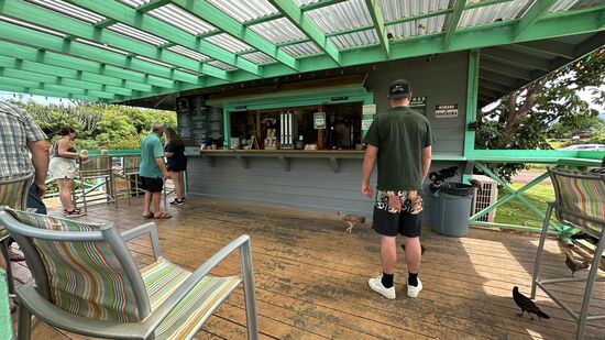 Auch hier laufen viele Hühner rum. Es wird auch vor Ihnen gewarnt. Später springt mich ein Hahn an und pickt in das Sandwich in meiner Hand.