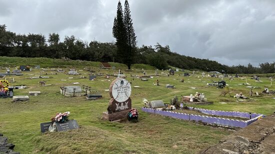 Die Friedhöfe liegen oft direkt neben den Landstraßen, ohne jegliche Einfriedung.