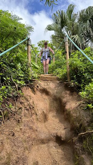 Der Pfad ist recht ausgetreten und es ist auch etwas rutschig.