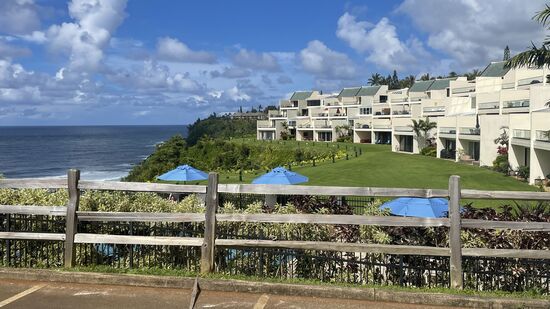 Wir kommen in Princeville bei Sonnenschein an. Thomas kennt aus 2019 hier einen „geheimen“ Strand. Der „Hideaways Beach“. Nicht wirklich geheim, aber auch nicht so stark frequentiert und es ist mit etwas Mühe verbunden, ans Wasser zu gelangen. Parkplätze gibt es etwa 16 Stück. Wir warten ein paar Minuten und haben Glück, dass jemand wegfährt. Die Wohngegend ist hier sehr exklusiv, überall ist Parkverbot und es gibt hier ein großes Hotelressort, auf welches man jedoch nicht darf, wenn man nicht Gast ist.