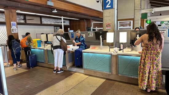 Auf dieser kleinen Insel sind auch die Schalter zum einchecken und für die Gepäckaufgabe klein 