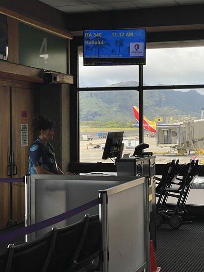 Noch alles leer, die Maschine landet gleich-unser Flug geht um 11 Uhr—wir verlassen Kauai im Regen…
