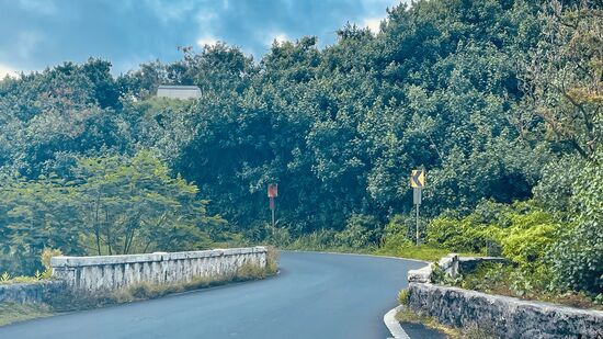 Die Strecke umfasst mehr als 600 Kurven und wir fahren über 50 schmale Brücken!