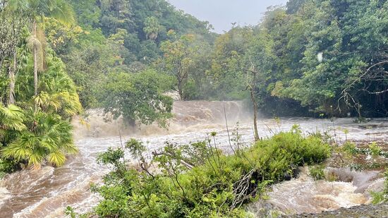 Hier sieht man braunes, schlammiges  Wasser—sicher mehr vom Regen, der aus den Bergen kommt.