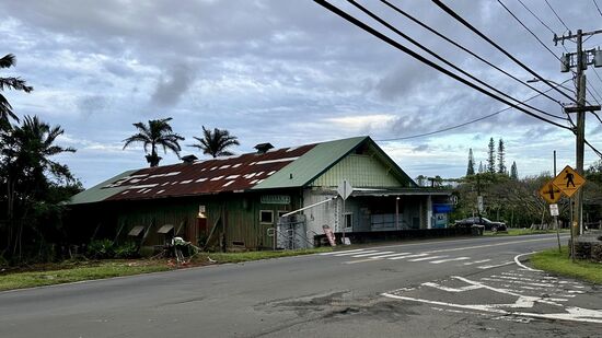 Hier gibt es einen „Gemischtwarenladen“ er führt wohl alles was das Herz begehrt, aber uns treibt der Hunger erstmal weiter