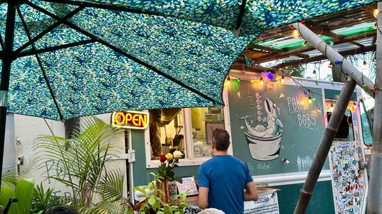 Aber wir entscheiden uns für Rindfleisch—bekommen 2 Spieße, etwas trockenen Salat und eine Kugel Reis in einer Pappbox—dafür bezahlt man hier 28 US$
Da dieses Essen hier sehr gefragt ist, ist einiges -wie das Chicken auch schon früh ausverkauft