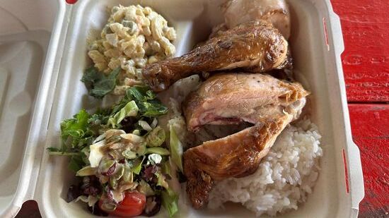 So sieht diese Spezialität dann aus: ein halbes Hähnchen, welches vorher mariniert wurde und dann gegrillt….? Aber es schmeckt auch etwas rauchig-evtl haben die auch so was ähnliches wie einen Smoker. Dazu etwas grünen Salat, ein Löffelchen Nudelsalat, der wie „von Mama“ schmeckt und natürlich viel Reis
Für hiesige Verhältnisse erstaunlich günstig: 18 US$