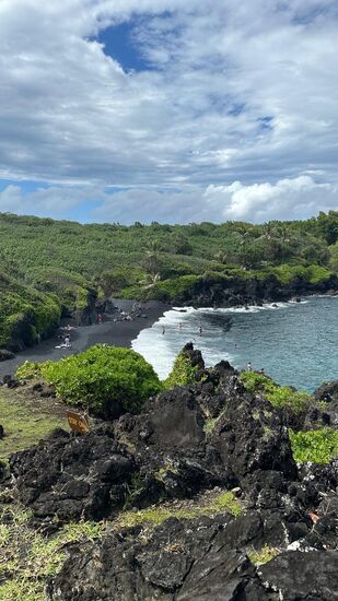 Die Küste ist aus Lavasteinen -bzw vielen riesigen Lavafelsen.
