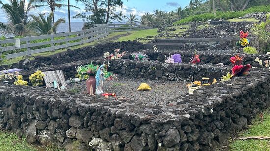 Außer einem Zeltplatz gibt es hier im Park auch noch einige kleine Friedhöfe
