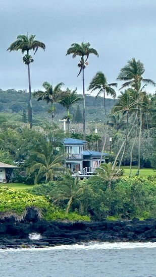 Gegen 17.30 Uhr fahren wir die 6km zurück nach Hana und suchen eine Stelle, von der wir unsere Unterkunft gut sehen