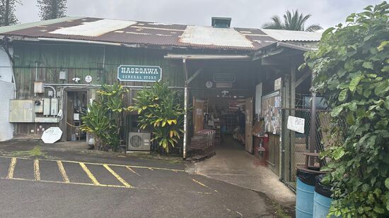 Dann möchte ich gern mal einen Blick in den örtlichen Gemischtwarenladen werfen—hier gibt es wirklich alles—von Werkzeug bis zu Lebensmitteln