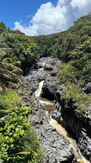 Bevor wir den Park verlassen, zweigen wir noch kurz vor dem Ausgang nach links ab zu den „Seven Sacred Pools“
