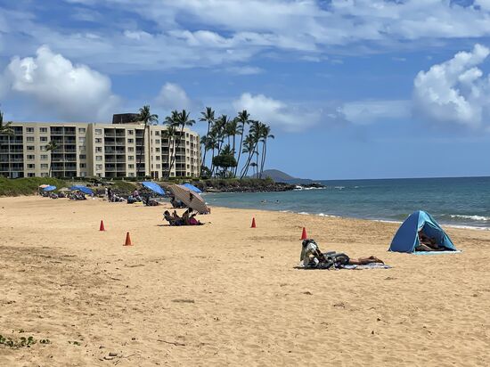 Kihei ist anders als Hana—SEHR touristisch—ein toller Strand und überall riesige Hotels—auch wir sind für die nächsten 2 Nächte in so einem großen Hotel