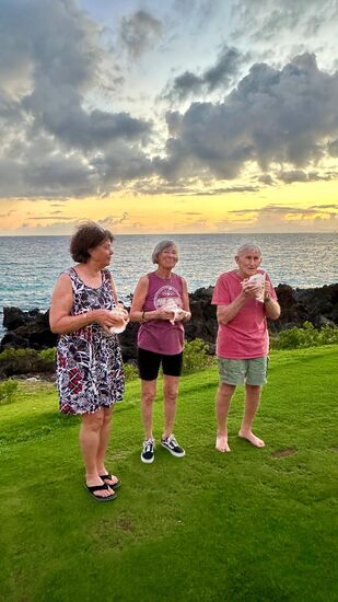 Jeden Abend zum Sonnenuntergang treten diese drei älteren Herrschaften an den Strand mit ihren riesigen Hawaii -Muscheln und blasen, damit den Abendgruß in alle vier Himmelsrichtungen