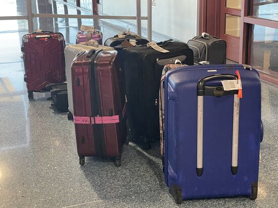 Telefonisch war bei American Airlines Customer Service keiner zu erreichen, so fahren wir nach dem Frühstück direkt zum Airport und sehen schon von weitem unseren Koffer—hurraaa!!