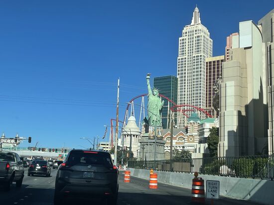 Auf gehts—raus aus Vegas  und Richtung Zion Park—das ist es, was mir an Vegas gefällt: eine blinkende Großstadt mit Palmen umrahmt von Bergen…