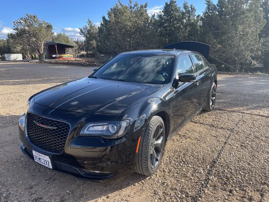 Hier mal ein Foto von unserem Mietwagen:, auf dem Parkplatz des „Ponderosa Resort“ -