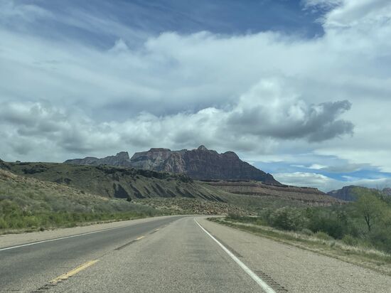 Bevor wir aber im Hotel einchecken, wollen wir einen Trail im Zion machen-also fahren wir erstmal durch den Ort, der sehr belebt ist, direkt zum Eingang des NP