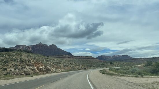 Um 9 Uhr konnten wir schon von Las Vegas starten und gegen 13 Uhr erreichen wir den Eingang des Zion Nationalpark.
Hier kaufen wir einen Jahrespass für 80 US$—mit diesem kann man ein Jahr lang in alle NP der USA mit dem Auto einfahren, egal wie viele Personen im Fahrzeug sind.
Nach 2 NP rechnet sich der Jahrespass gegenüber Tageseintritten schon.