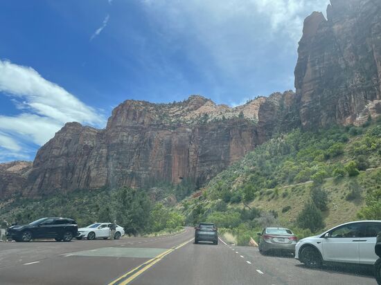 Viele Parkbuchten, um auszusteigen und die gigantischen Felsen zu fotografieren…..